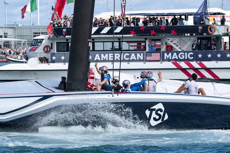 American Magic and fans - Semi-Finals - Louis Vuitton Cup - Day 14 - September 19, 2024 - Barcelona - photo © Ricardo Pinto / America's Cup