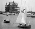 The radical Int 14 'Thunderbolt' broke her mast in the Prince of Wales Trophy race and was towed home by friends © Austin Farrar Collection / David Chivers