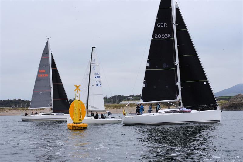 Mojito Bach heading back through the line between leader's Andromeda and Darling - Pwllheli Autumn challenge series - photo © Gerallt Williams