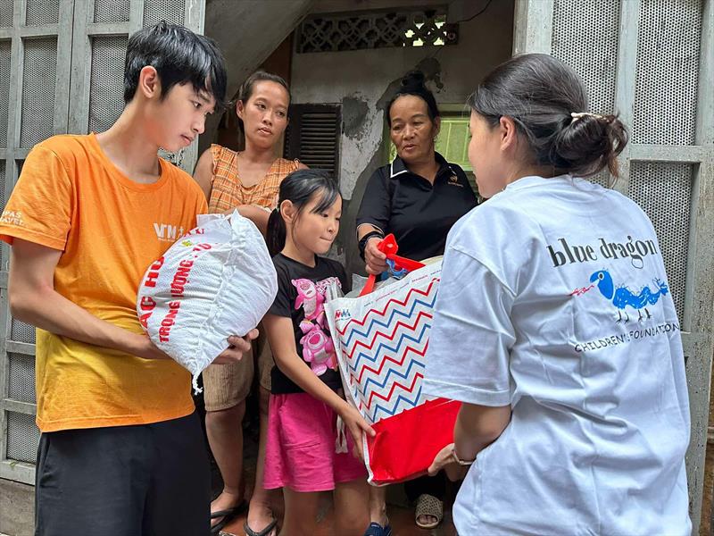 Delivering emergency support - photo © Blue Dragon Foundation