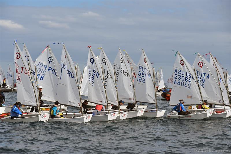 The only race start on 35th Palamós Optimist Trophy Day 2 photo copyright Alfred Farré taken at Club de Vela Palamos and featuring the Optimist class