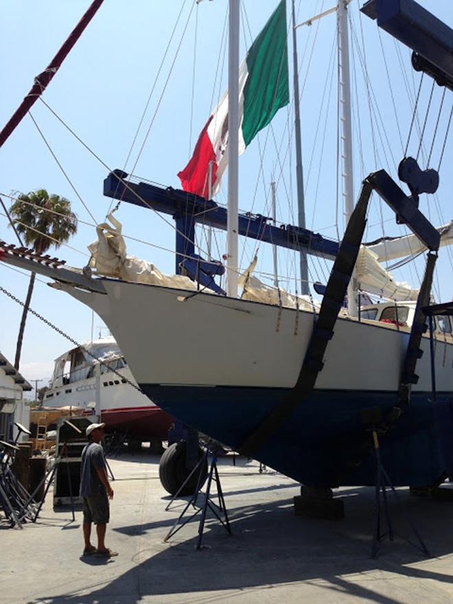 Baja Naval lifting another boat - photo © Pendana Blog, www.pendanablog.com
