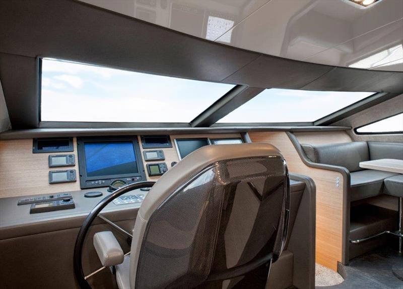 Besenzoni pilot seat, P254 stealth carbon - photo © Besenzoni