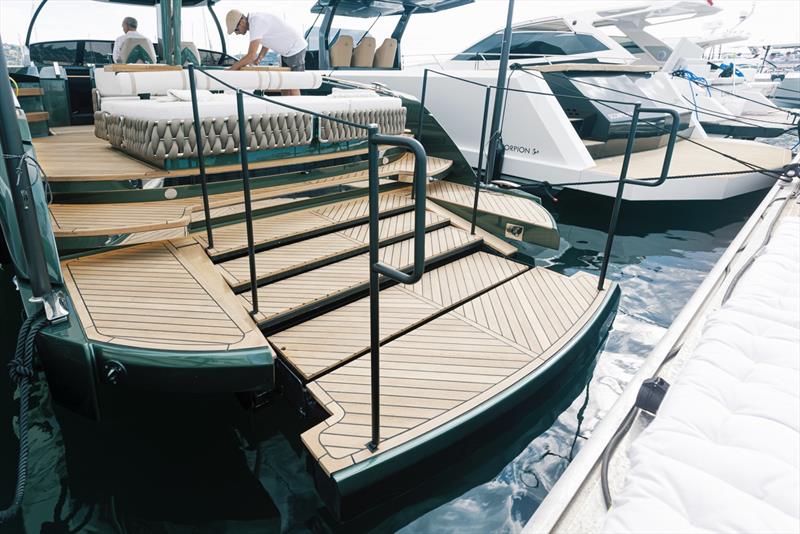 Besenzoni LP100 Plus ladder platform - photo © Besenzoni