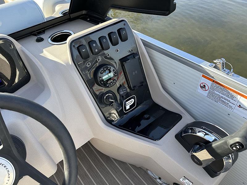Toggle switchs and Radio - Vectra 23 WRL - photo © Princecraft Boats