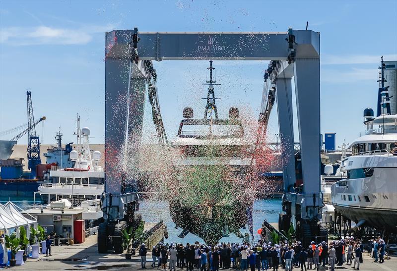 Crossover 42 named M/Y Big Naan