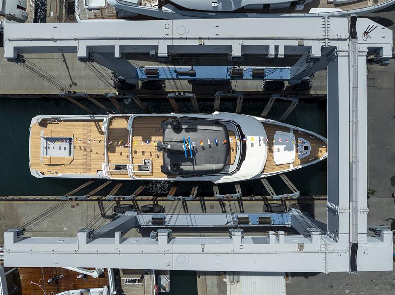 Crossover 42 named M/Y Big Naan