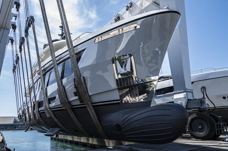 Crossover 42 named M/Y Big Naan