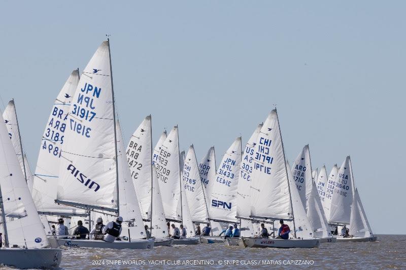 A frustrating lack of wind on day 1 of the 2024 Snipe World Championship in Buenos Aires, Argentina photo copyright Matias Capizzano / www.capizzano.com taken at Yacht Club Argentino and featuring the Snipe class