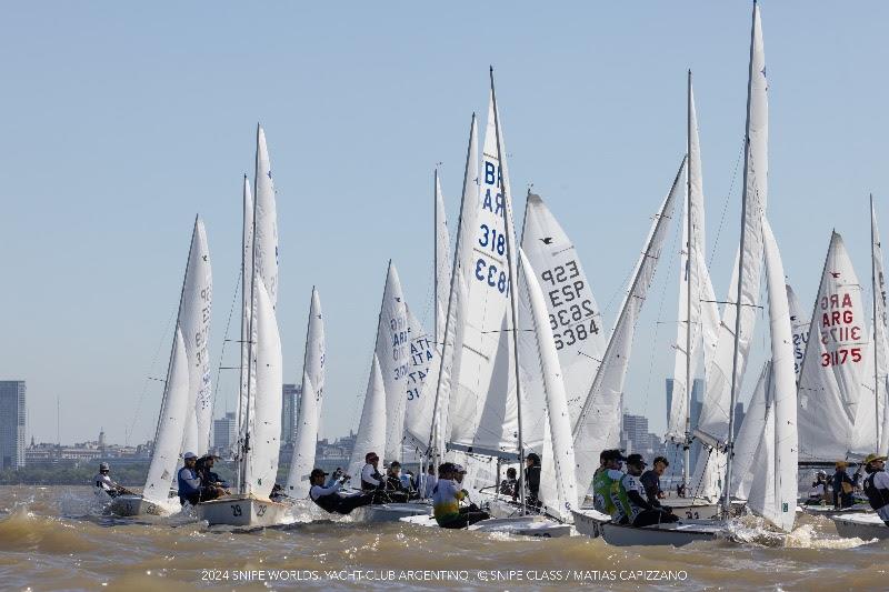 Day 2 of the 2024 Snipe World Championship in Buenos Aires, Argentina photo copyright Matias Capizzano / www.capizzano.com taken at Yacht Club Argentino and featuring the Snipe class