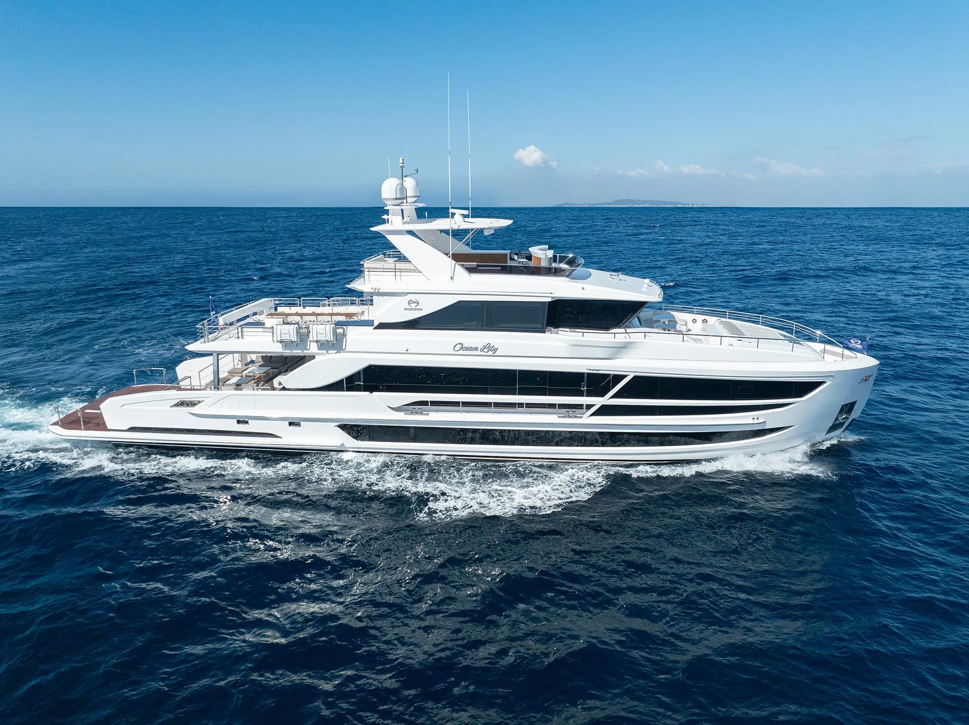 Introducing the remarkable FD108 Tri-Deck Superyacht by Horizon Yachts: A true masterpiece of entertainment.