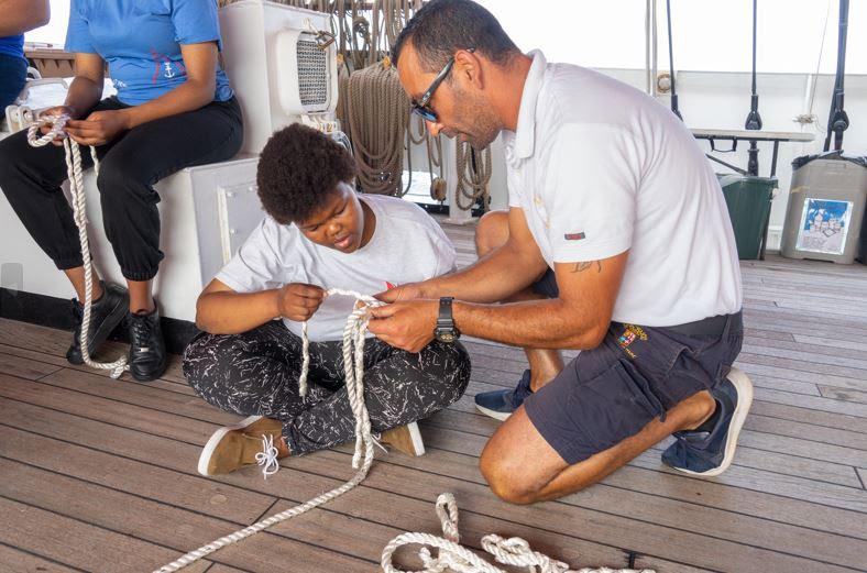 Asiphe Ganiso learning essential seafaring knots - photo © Merlo Fotografia