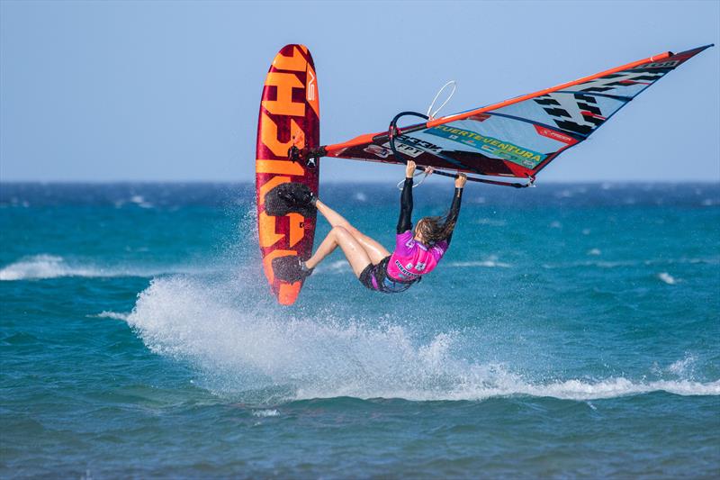 Maaike Huvermann pushed Offringa all the way on Day 6 of the Fuerteventura PWA Grand Slam - photo © Tom Brendt